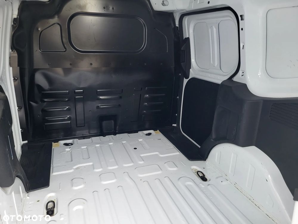 Ford Transit Courier - 10