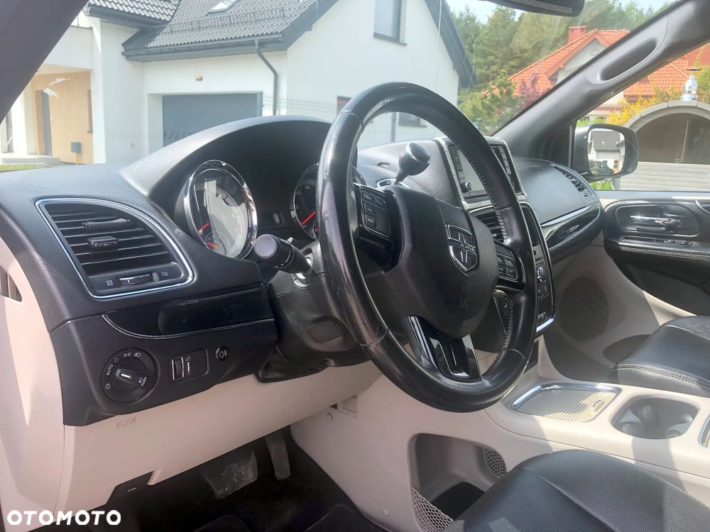 Dodge Grand Caravan - 11