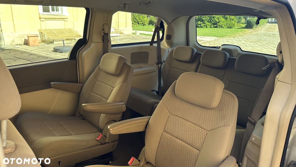 Chrysler Town & Country - 7