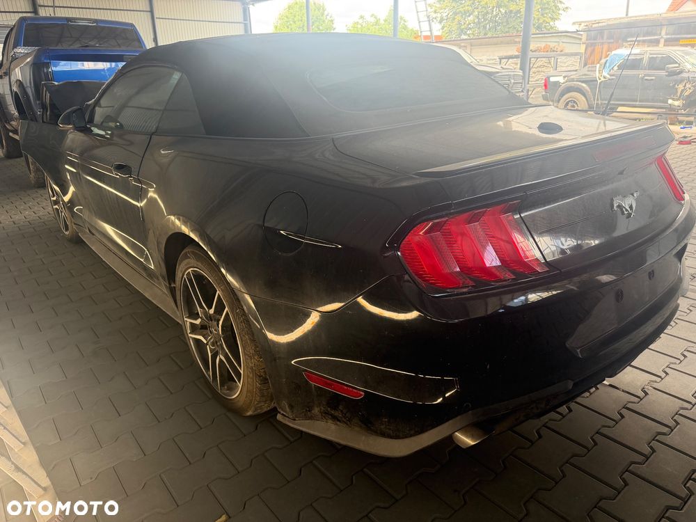 Ford Mustang - 4