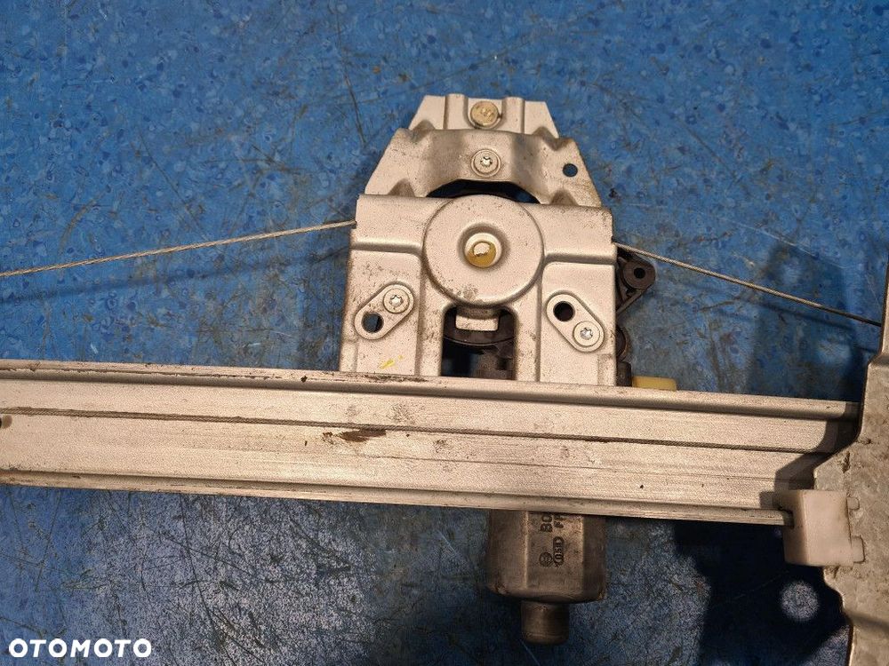 TOYOTA AVENSIS I SEDAN SILNICZEK SZYBY PRAWY  8Q4 - 4