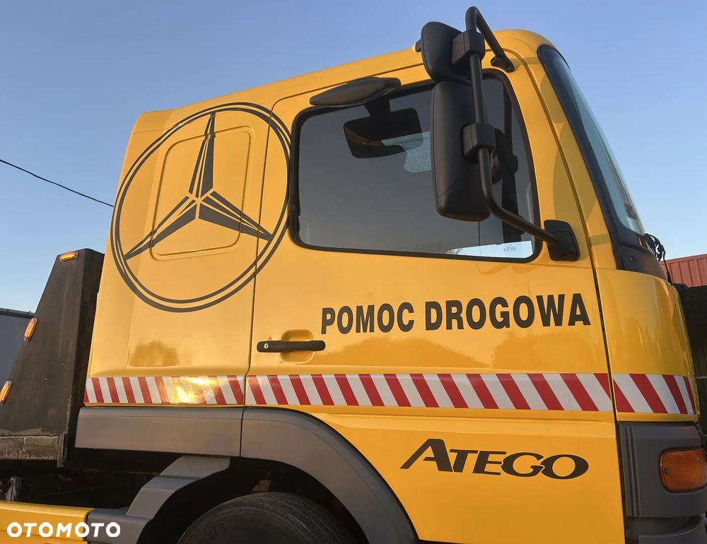 Mercedes-Benz ATEGO 815 LAWETA NA 2 AUTA / WCIĄGARKA Z PILOTEM / POMOC DROGOWA Z NAJAZDAMI / BARDZO ŁADNY STAN / OŚWIETLENIE OSTRZEGAWCZE / KABINA SYPIALNA !! - 17
