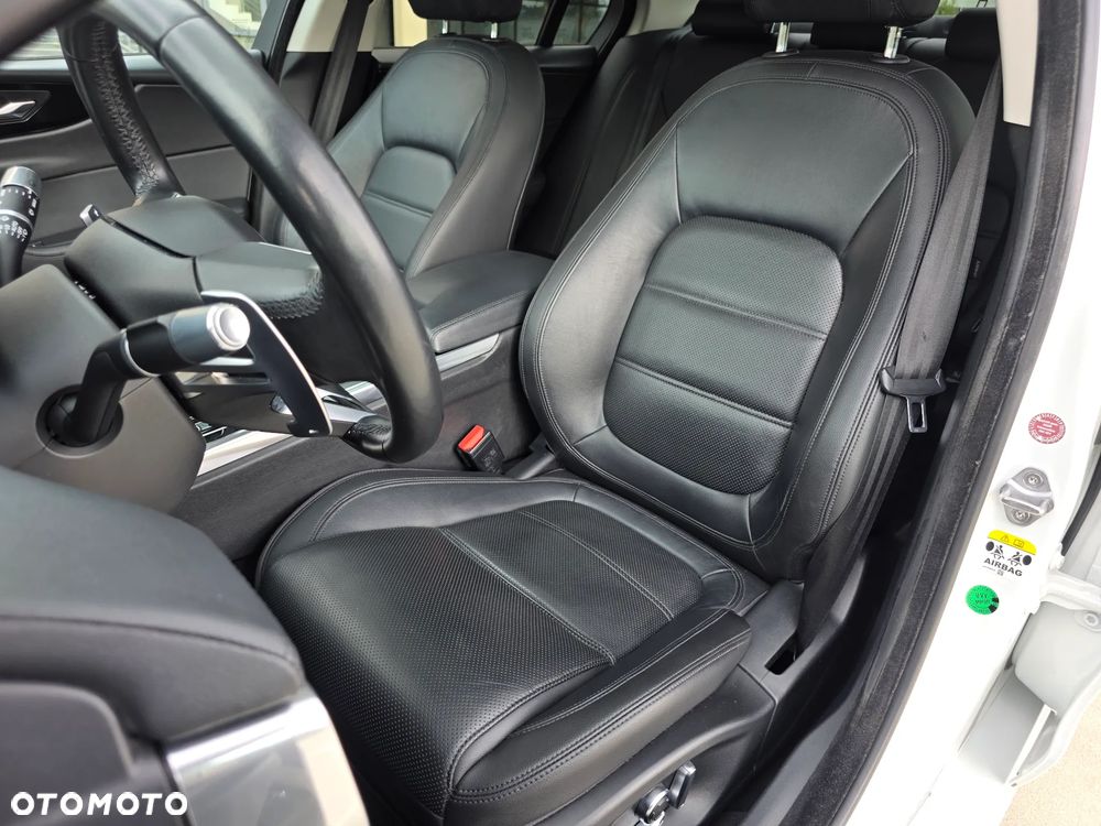 Jaguar XE 2.0 D180 R-Dynamic S - 33