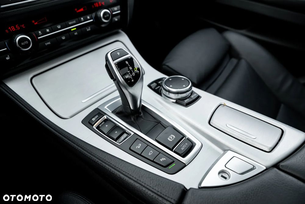 BMW Seria 5 535i xDrive Sport-Aut Luxury Line - 34