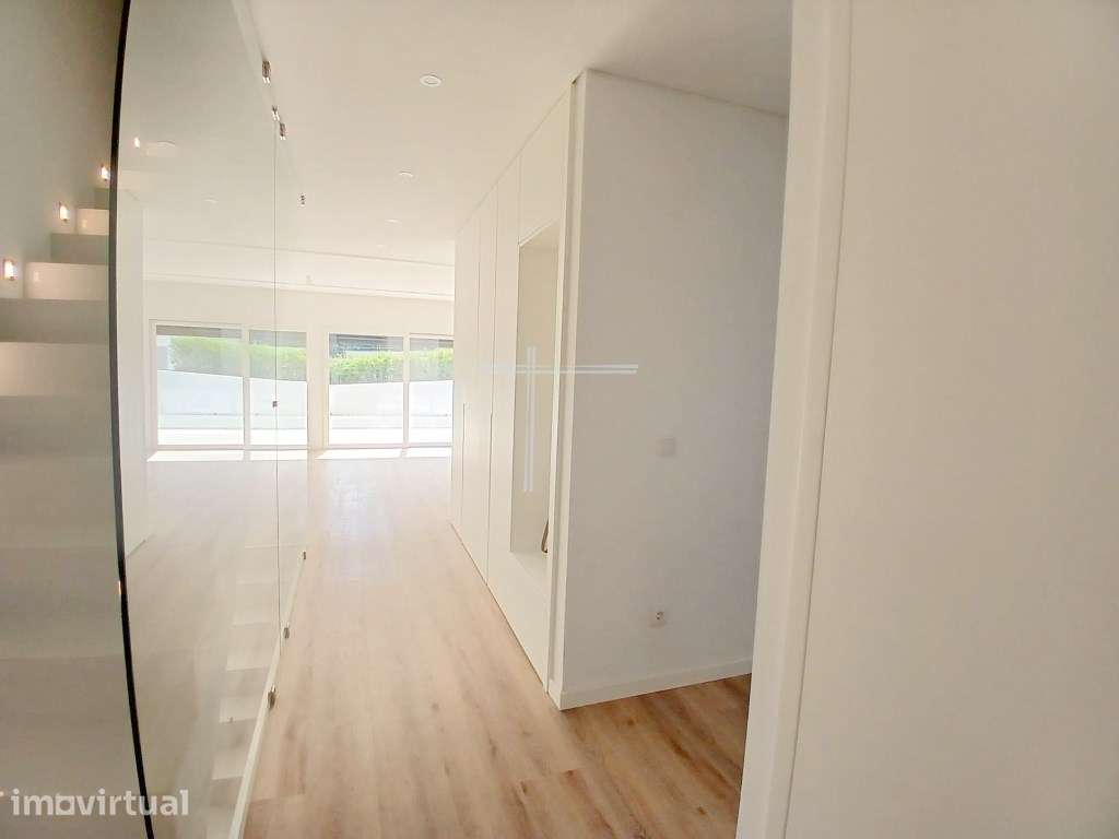 Moradia geminada T4+1, arquitetura contemporânea com piscina - Alto... - Grande imagem: 3/52