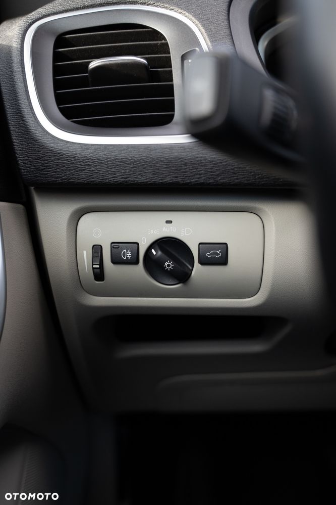 Volvo V40 D4 Geartronic Momentum - 26