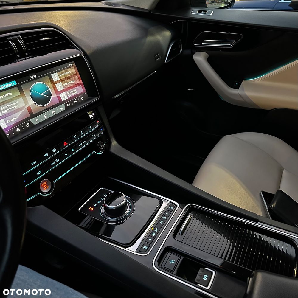 Jaguar F-Pace 25t AWD Prestige - 6