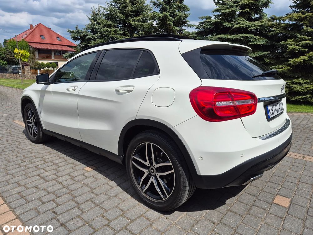 Mercedes-Benz GLA 200 Urban - 11
