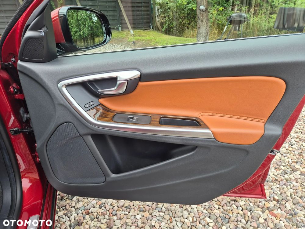 Volvo V60 D6 AWD Plug-in Hybrid R-Design Summum - 17