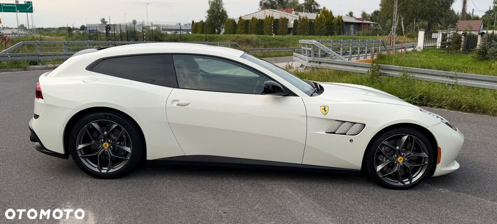 Ferrari GTC4Lusso - 10