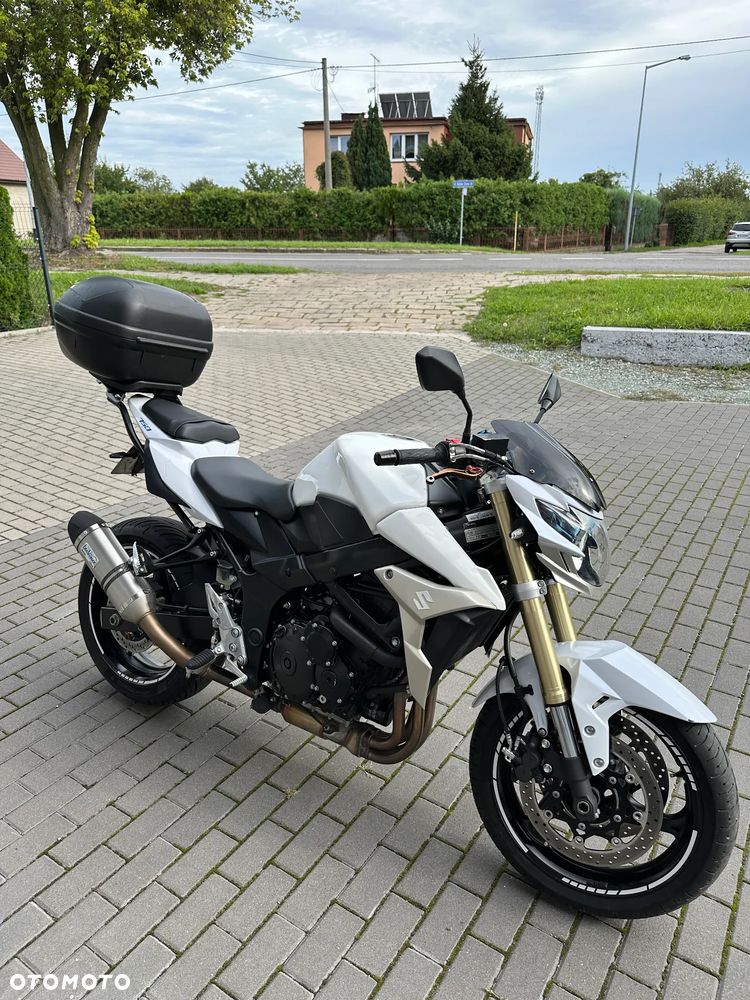 Suzuki GSR - 3