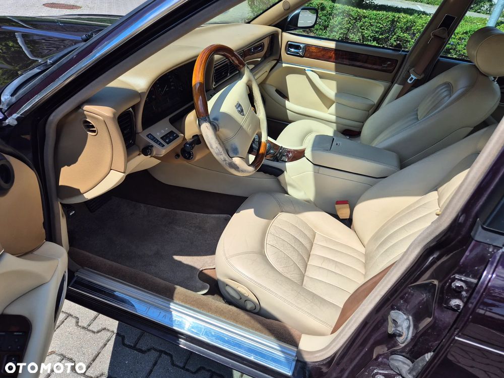 Jaguar XJ - 12