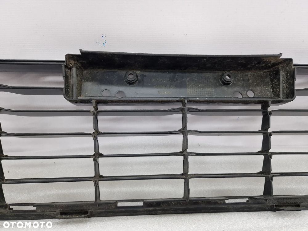 TOYOTA HILUX VIII 15- KRATKA ŚRODKOWA ZDERZAKA PRZEDNIEGO PRZÓD , NR 53112-0K130 , NR AUKCJI KR104 - 13