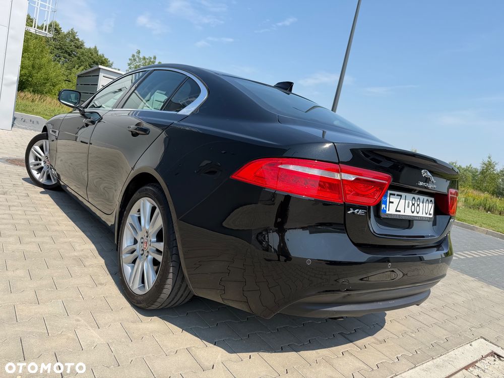 Jaguar XE 2.0 T Portfolio - 8