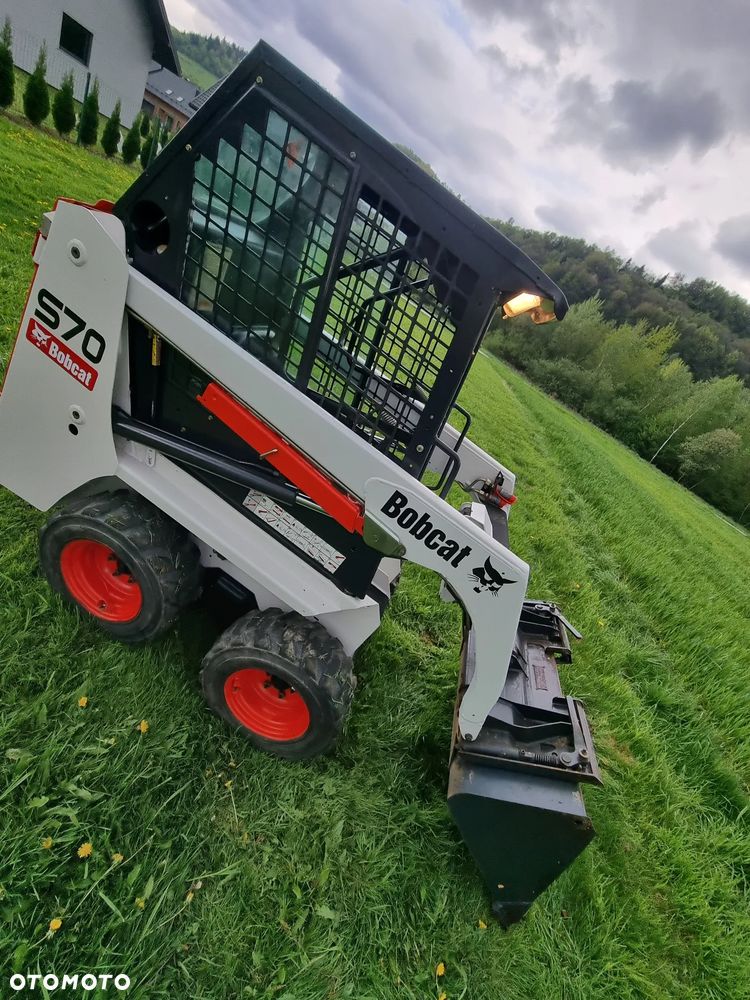 Bobcat S70 Mini-ładowarka 4x4 wózek terenowy. Łyżka! Wyjścia Hydrauliczne pod urządzenia z przodu! 2018 rok prod. 564 MTG. aktualne serwisy DEKRA. Dokumentacja. silnik Kubota 3cyl. Maszyna Jak Nowa z Salonu! Pochodzi z Norweskiego Gospodarstwa! Zero luzów i wycieków. Bardzo mocna i wydajna maszyna o małych gabarytach! Wąska miesci się do najbardziej trudno dostępnych miejsc! Idealna do stajni. OKAZJA TANIO. Szybki i zwinny sprzęt potężna moc - 16