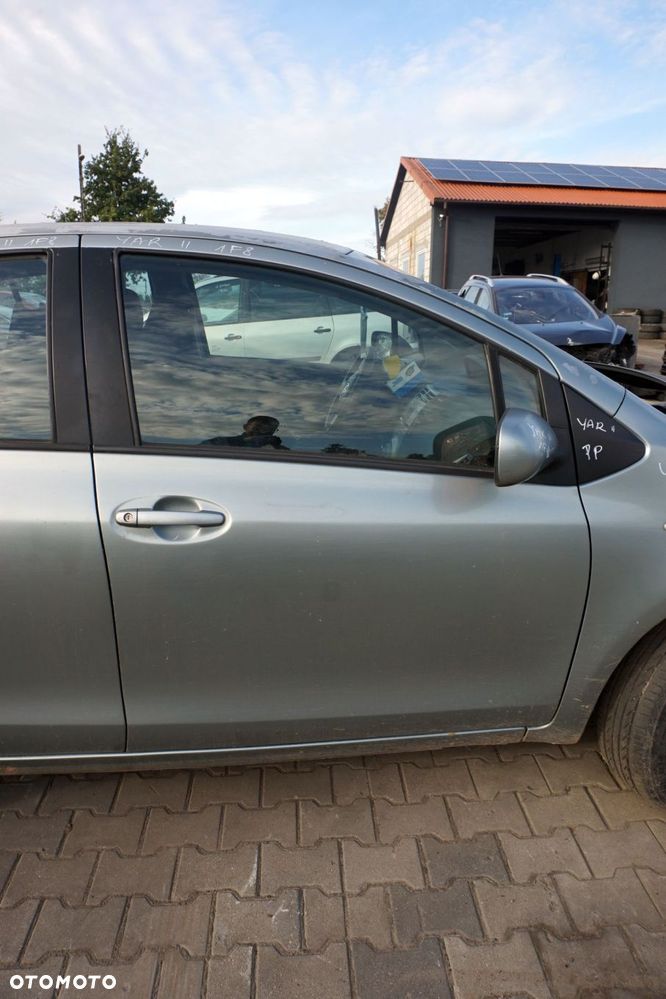 DRZWI PRZEDNIE PRAWE YARIS II 5D HB 1F8  SZARY TOYOTA 2005-2009 - 1