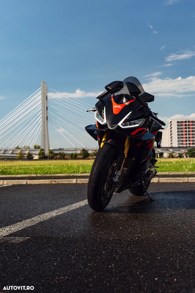 Aprilia RSV-4 Factory - 1