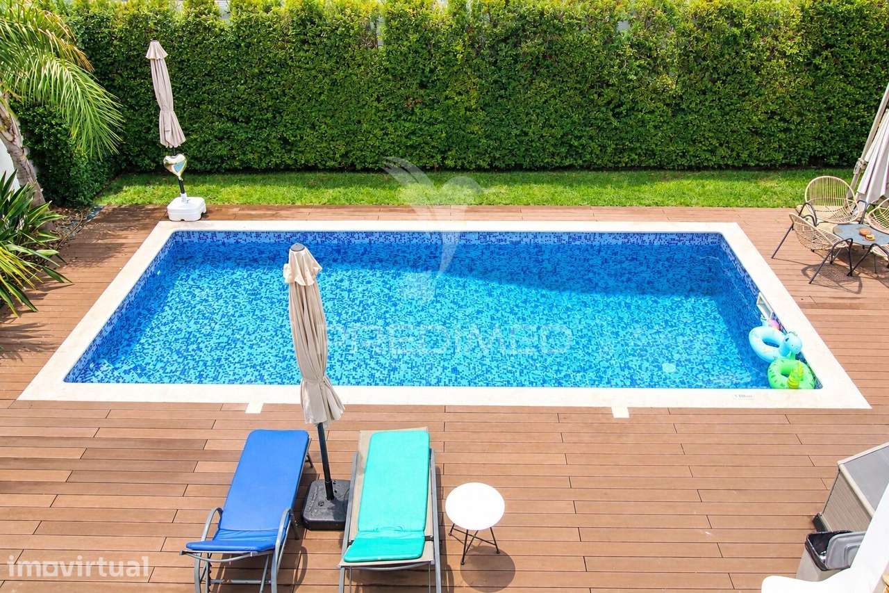 Moradia Isolada com Piscina e Jardim — Um Espaço para Viver com Con... - Grande imagem: 2/38