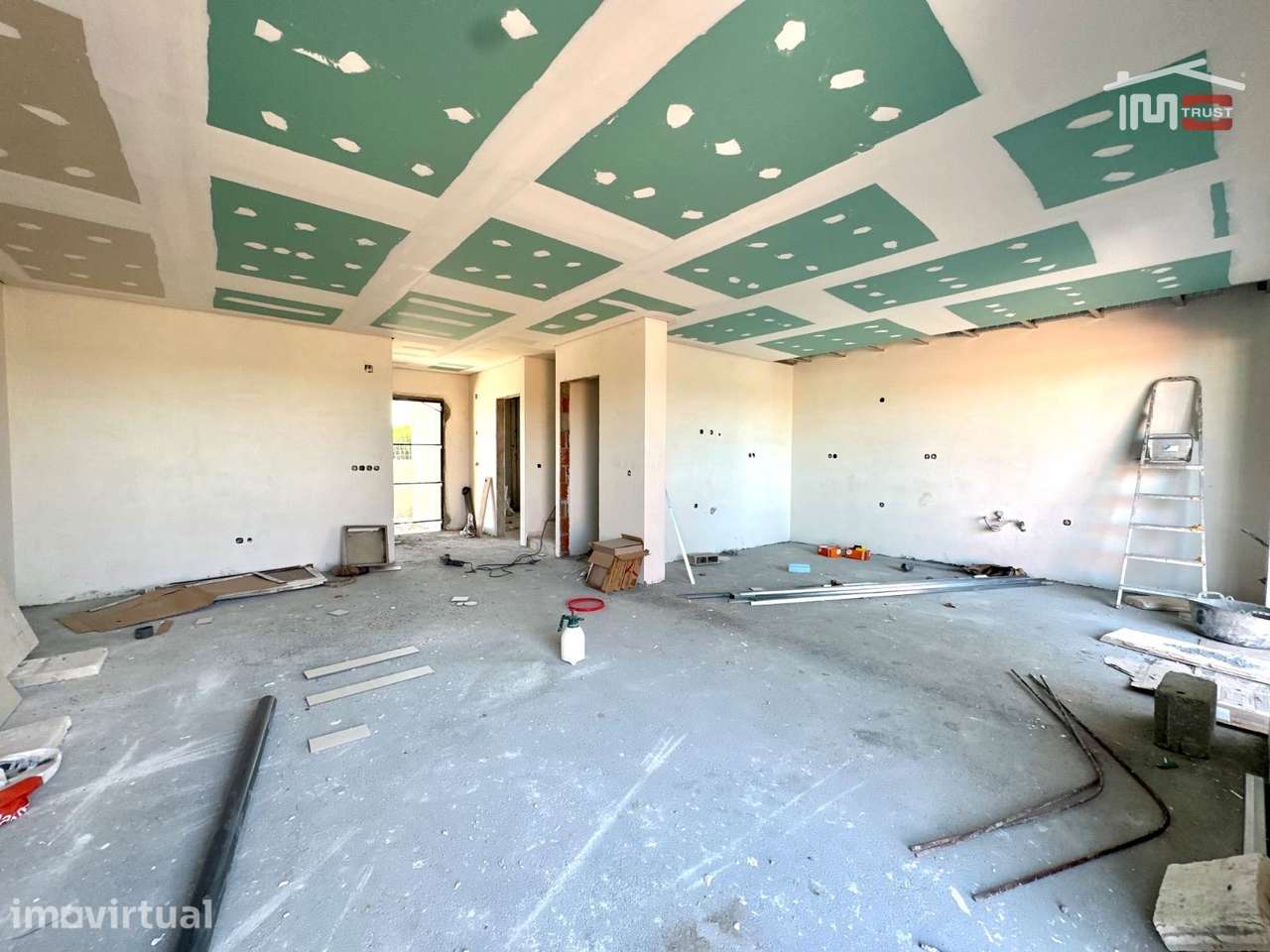Moradia Nova T3, 2 Pisos, Logradouro, 2 Suites, Coz. Equipada, 3 WC... - Grande imagem: 2/40