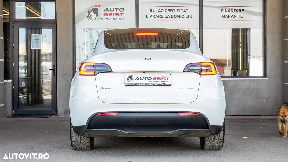 Tesla Model Y - 5