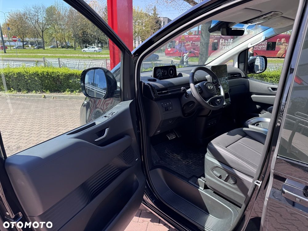 Hyundai Staria 1.6 T-GDI HEV Luxury - 7