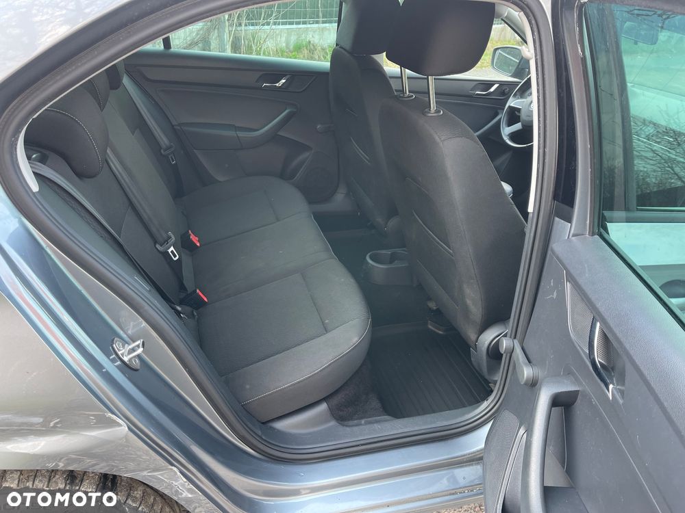 Skoda RAPID 1.2 TSI Active - 12