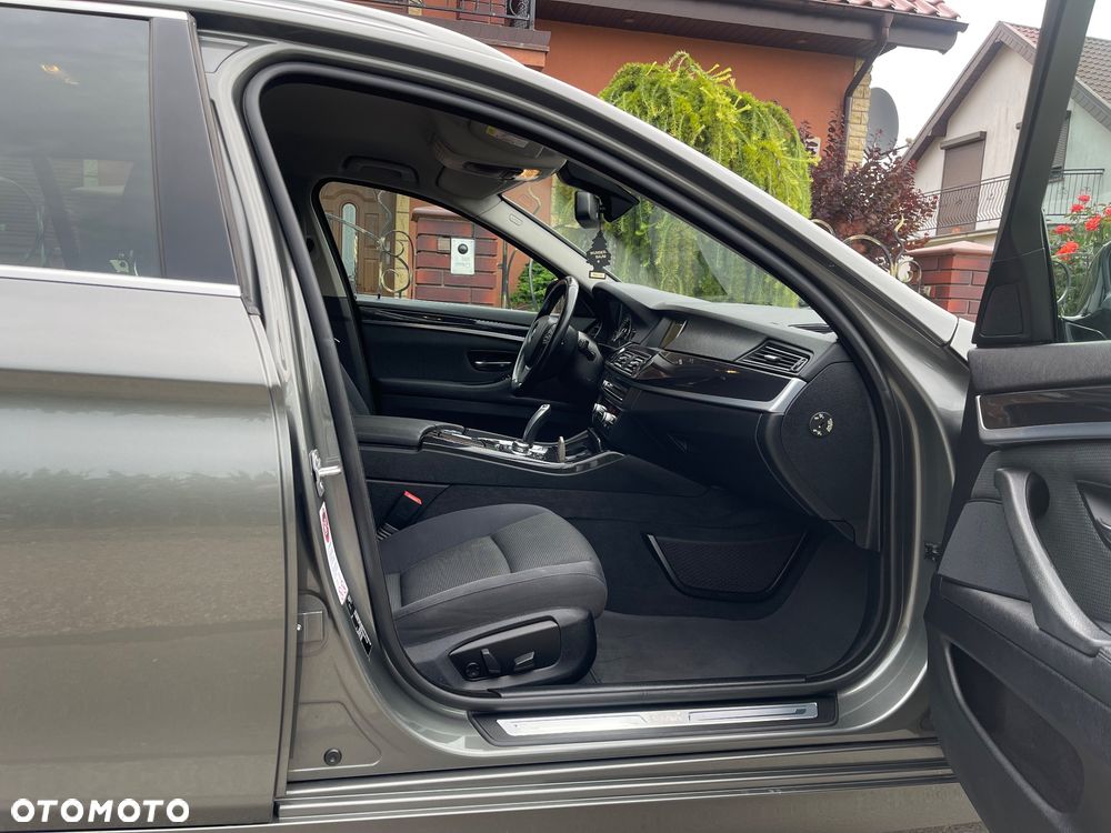 BMW Seria 5 525d Sport-Aut Modern Line - 25