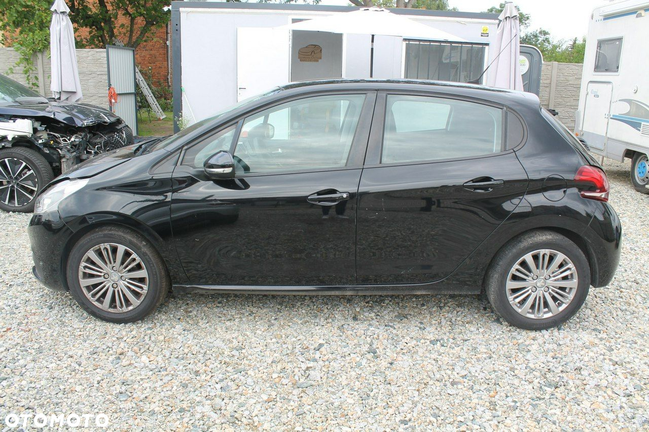 Peugeot 208 - 8