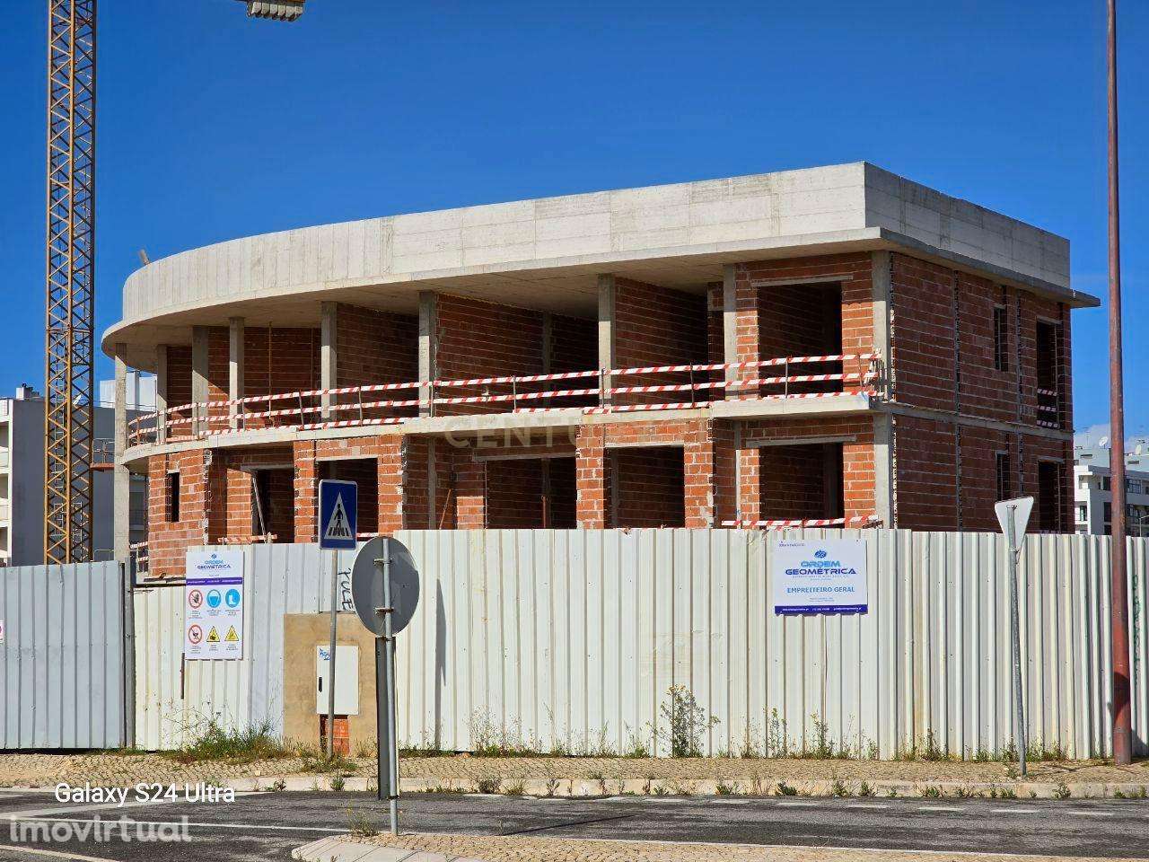 Magnífico apartamento T2+1 de luxo em fase de construção na Meia Praia - Grande imagem: 5/7