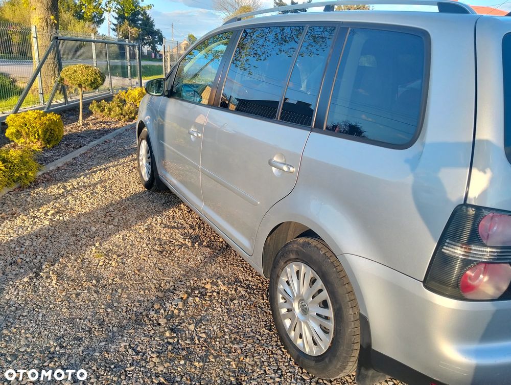 Volkswagen Touran 1.6 Conceptline - 4