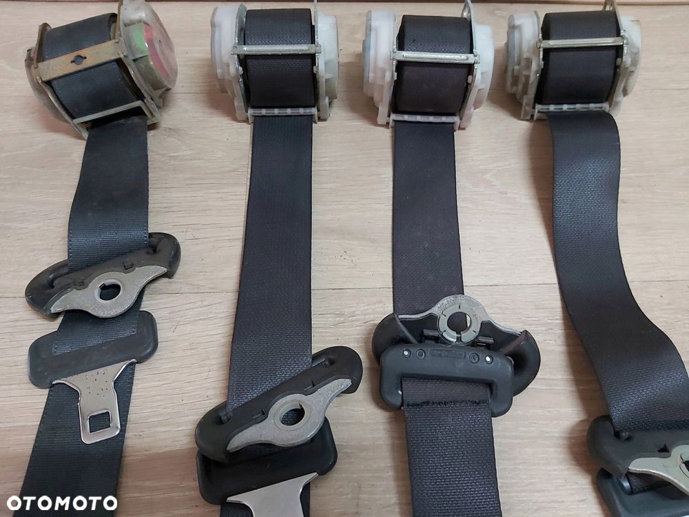 Toyota Yaris I pas bezpieczeństwa PRAWY TYŁ 3D 99-02 r - 2