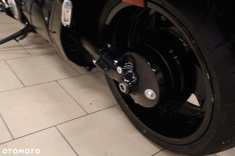 Suzuki Intruder - 16