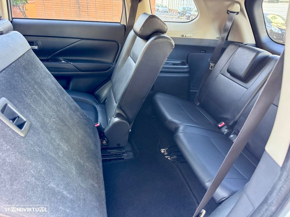 Mitsubishi Outlander 2.2 DI-D Instyle Navi Black Edition - 19