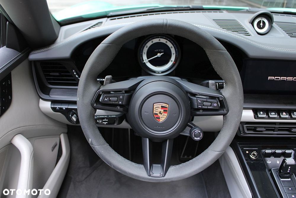 Porsche 911 Carrera 4 GTS - 20