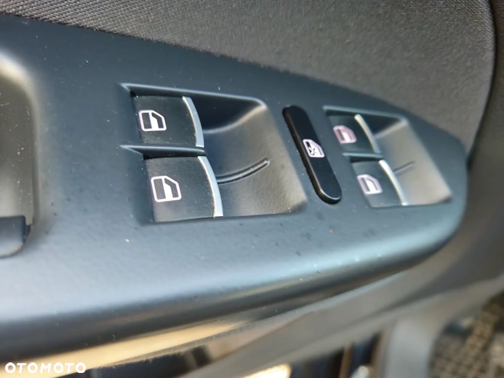 Volkswagen Touran 1.6 TDI DPF BlueMot Comfortline - 10