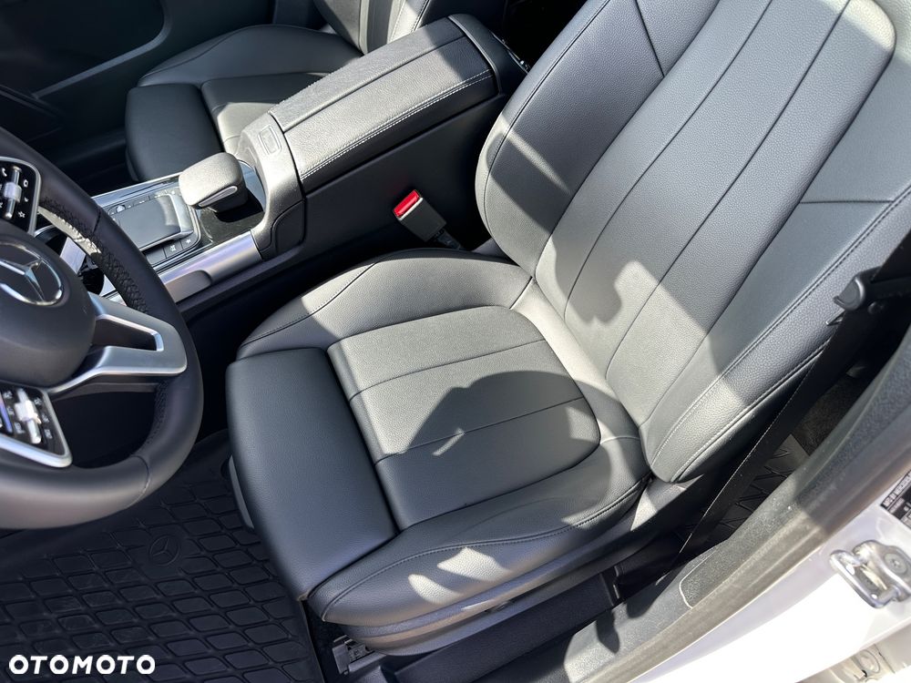 Mercedes-Benz GLB 250 4Matic 8G-DCT - 16