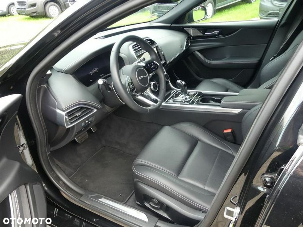 Jaguar XE 2.0 T AWD R-Sport - 4