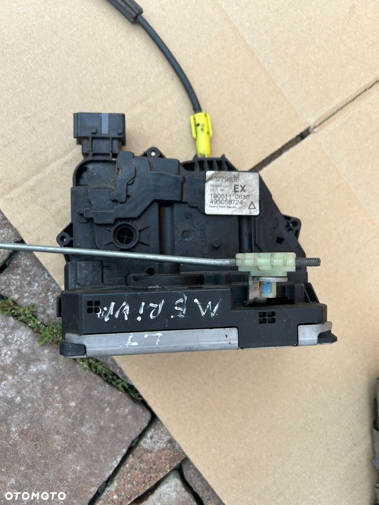 Opel meriva B zamek drzwi lewy tył  13279837 - 8