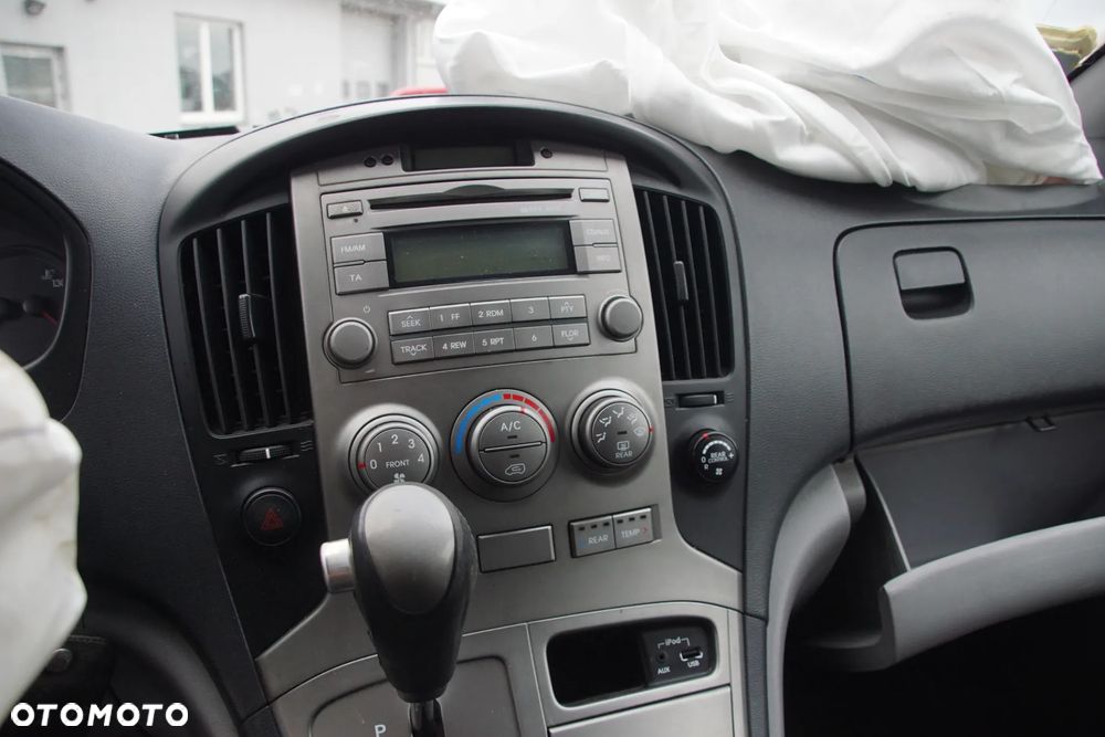 Auto na części - Hyundai H1 II 2.5 CRDI 170 KM D4CB YCQA2 P2S 2012R Silnik Skrzynia Drzwi Maska Błotnik Zderzak Klapa Lusterko Klamka Szyba Deska Kokpit Sterownik Moduł Czujnik Licznik Panel Kierownica - 13