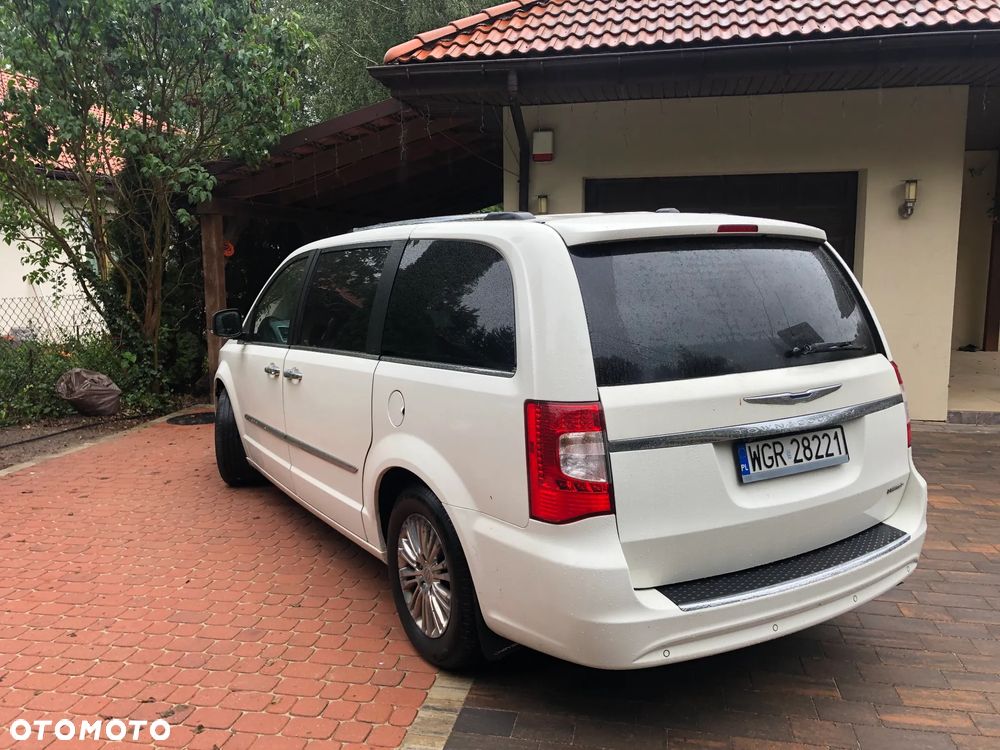 Chrysler Town & Country - 5