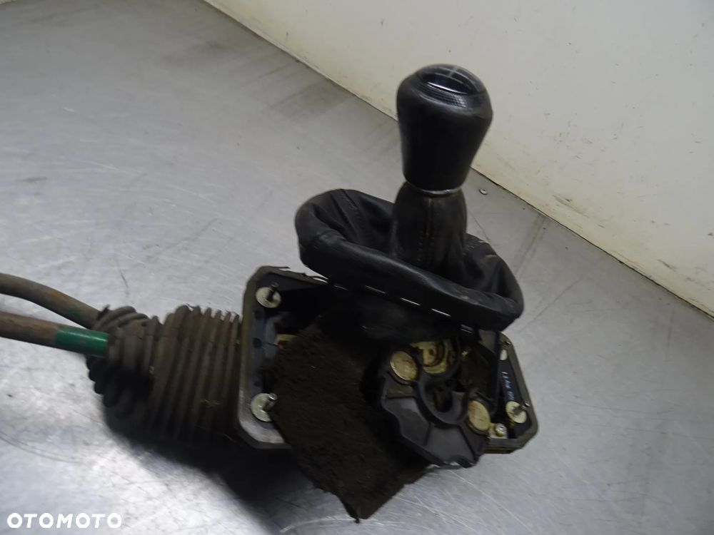 AUDI A4 B5 LIFT 1.9TDI LEWAREK WYBIERAK BIEGÓW 4B0711025D - 2