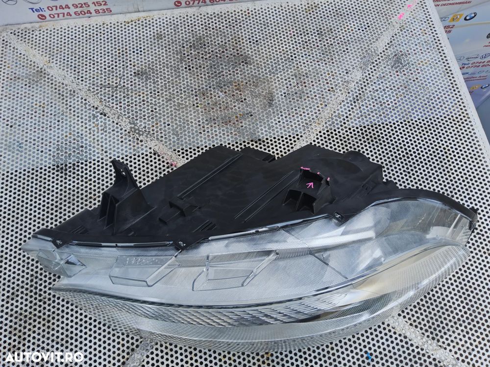 Far dreapta Mercedes Sprinter w907 cod a9109060300 cu 1 ureche rupta - 2