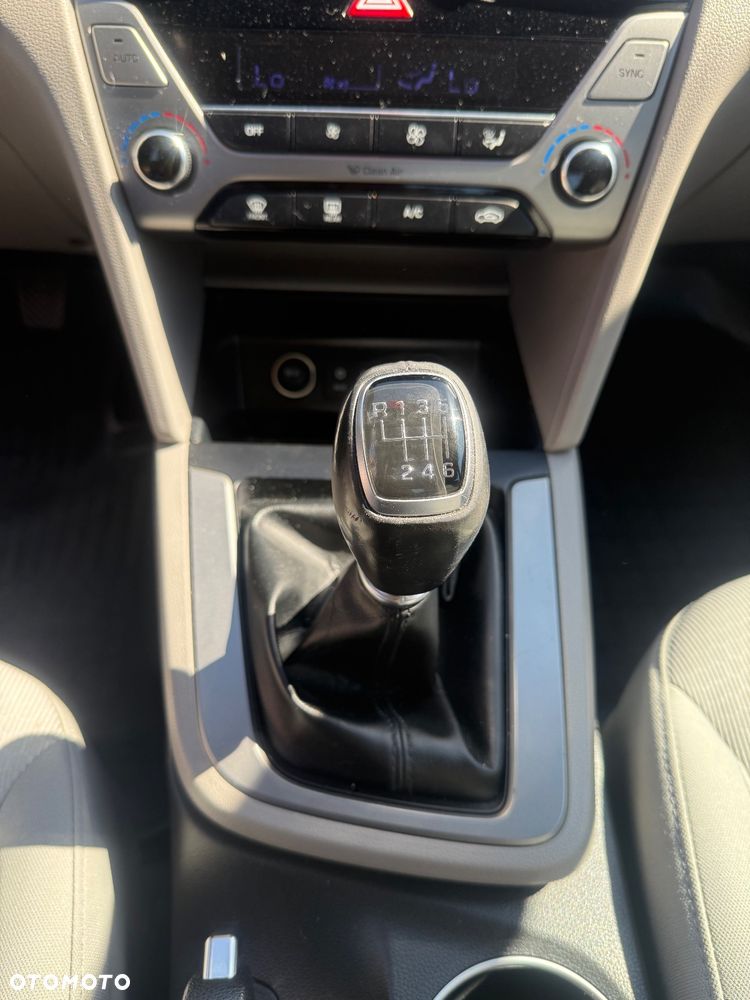 Hyundai Elantra - 14