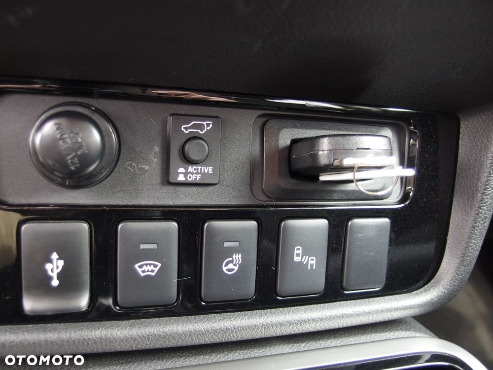 Mitsubishi Outlander 2.0 Instyle + 4WD CVT - 18