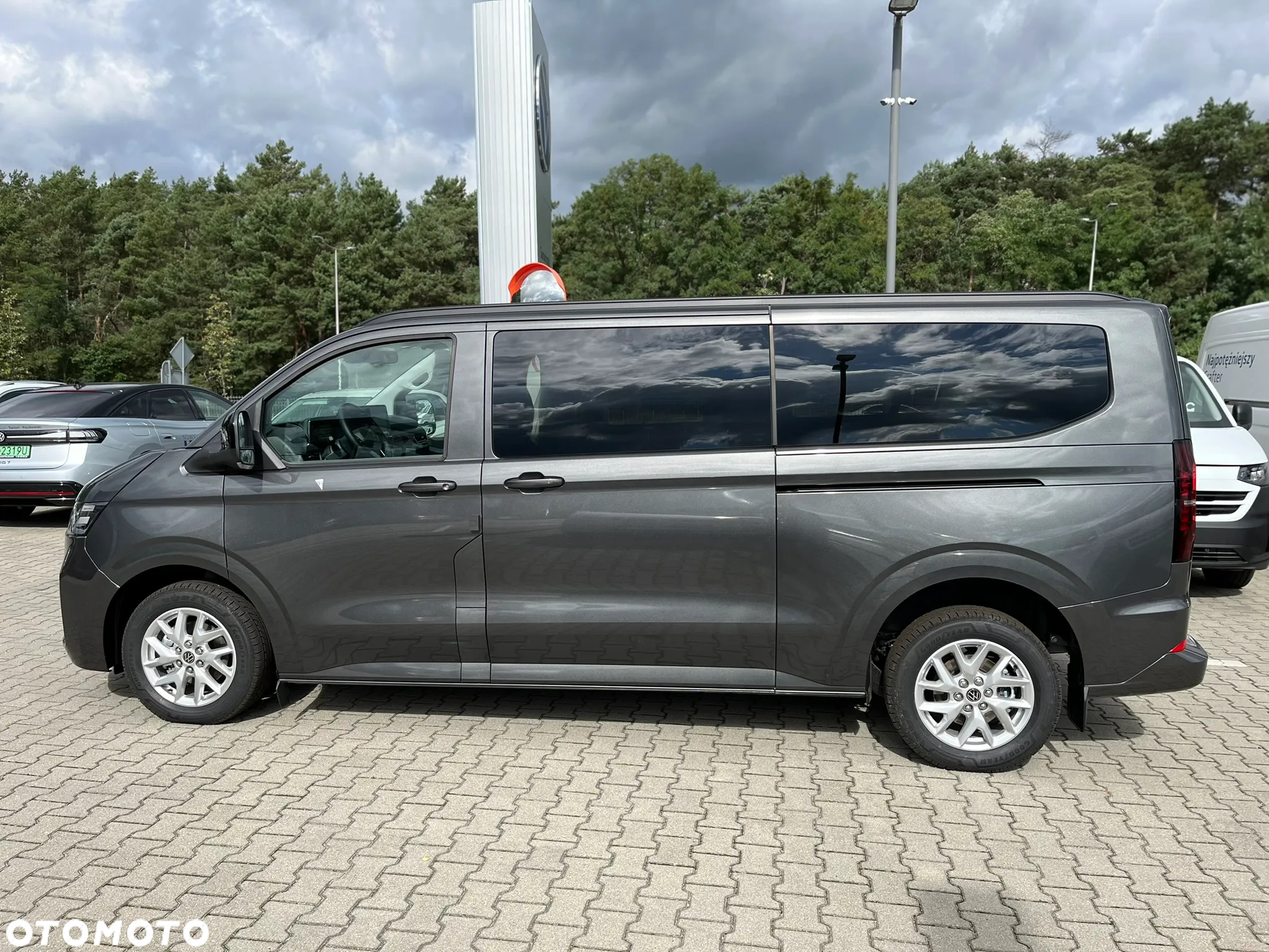 Volkswagen Caravelle - 8