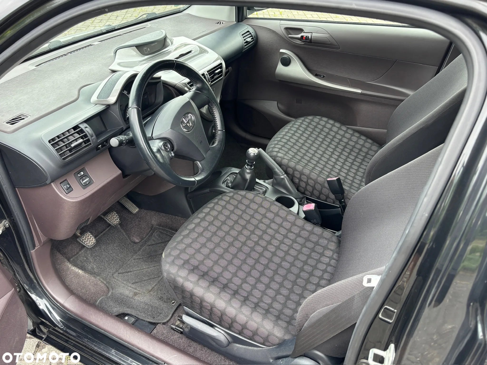 Toyota iQ - 12