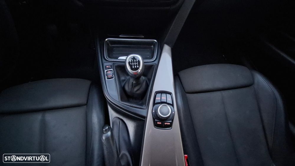 BMW 318 d Line Sport - 33