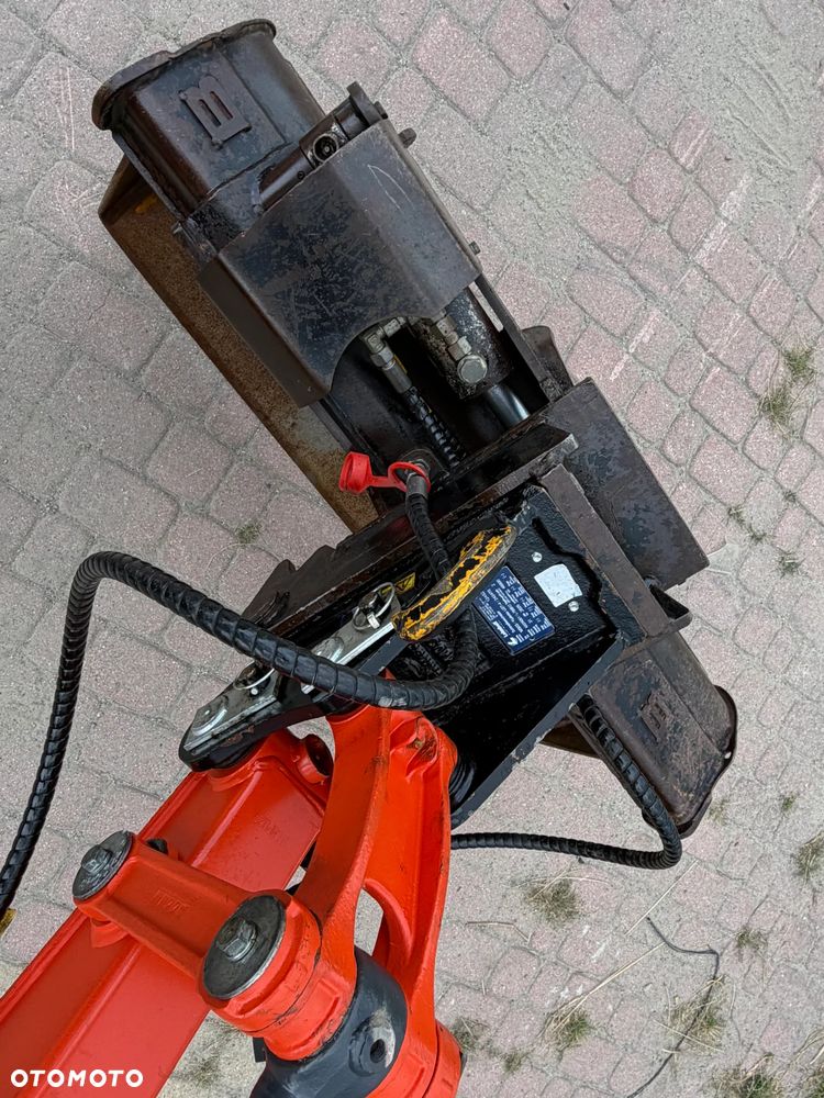 Kubota U27 Minikoparka koparka gąsienicowa 2.8 tony. jak Nówka sztuka z salonu! 2017 rok. 1570mtg. Przywieziona z Gospodarstwa Norweskiego! Zadbana Maszyna ani deka luzów i wycieków. Aktualna Dekra dokumentacja BMWT! Łyżka skarpowa uchylna Hydrauliczna! Szybka wolna jazda. Zamki na tłokach. Wersja Norweska!! OKAZJA Tanio - 6
