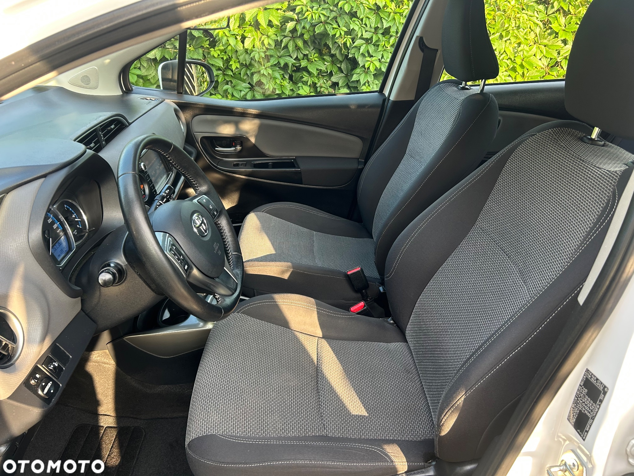 Toyota Yaris Hybrid 100 Premium - 25