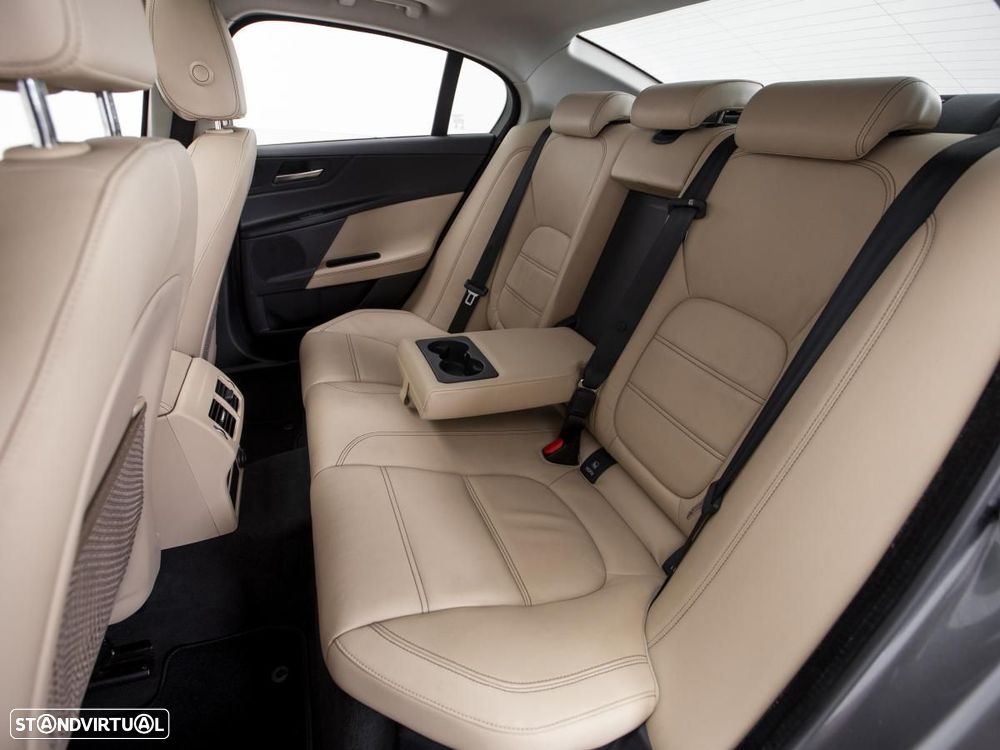 Jaguar XE - 11